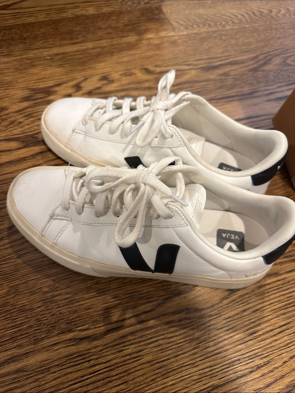 Veja White with black V size 40/ us 9